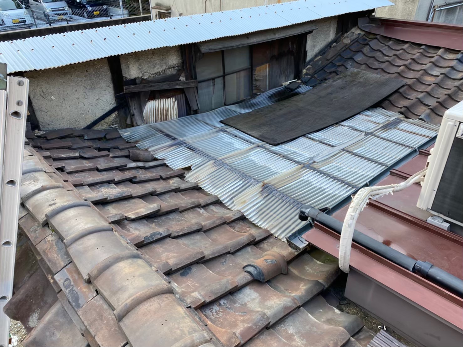 瓦屋根と塩化ビニル波板